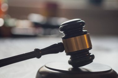 Tahta tokmağın yakın çekim görüntüsü. Adalet ve hukuk kavramı.