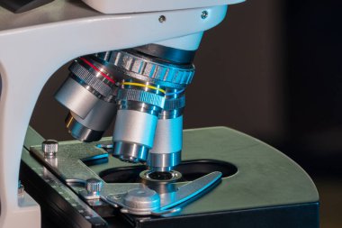 Mikroskop laboratuvarda. Mikrobiyoloji ve araştırma konsepti.