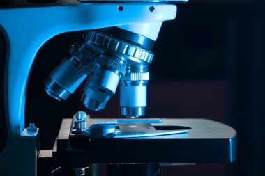 Geceleri laboratuarda mikroskop. Mikrobiyoloji ve araştırma konsepti.