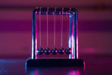 Newton beşiği. Fizikte yerçekimi, eylem ve tepki ilkesi gösteriliyor.