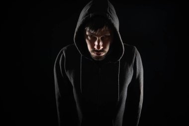 Siyah arka planda korkunç bir takipçi ya da hacker..