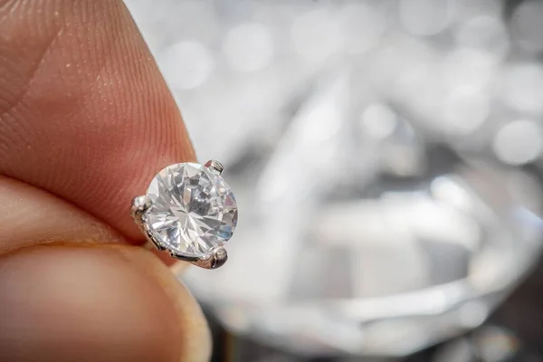 Main Tient Brillant Diamant Gemme Sur Fond Noir — Photo