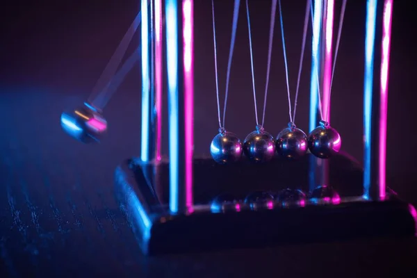 Newton Beşiği Fizikte Yerçekimi Eylem Tepki Ilkesi Gösteriliyor — Stok fotoğraf