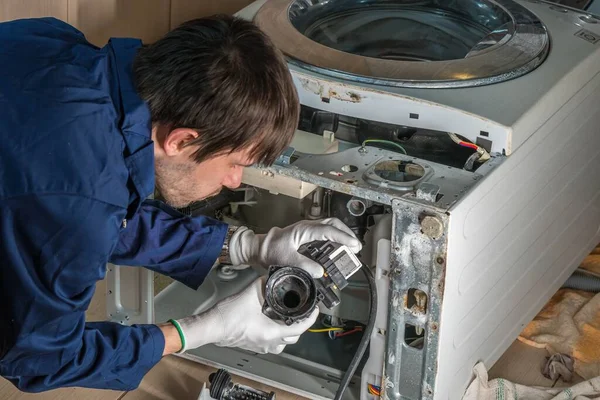 Mecânico Técnico Está Reparando Máquina Lavar Roupa Velha — Fotografia de Stock