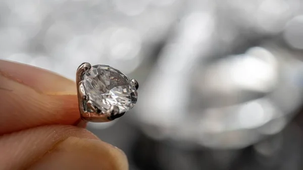 Mano Está Sosteniendo Brillante Gema Diamante Sobre Fondo Negro — Foto de Stock