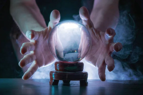 Mago Adivino Está Prediciendo Futuro Con Esfera Cristal — Foto de Stock