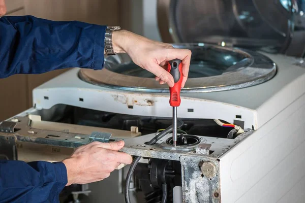 Mecânico Técnico Está Reparando Máquina Lavar Roupa Velha — Fotografia de Stock