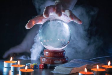 Sihirbaz ya da falcı kristal küreyle geleceği tahmin ediyor..