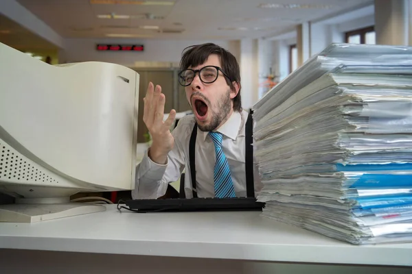 Hombre Cansado Bostezando Soñoliento Oficina Concepto Papeleo — Foto de Stock