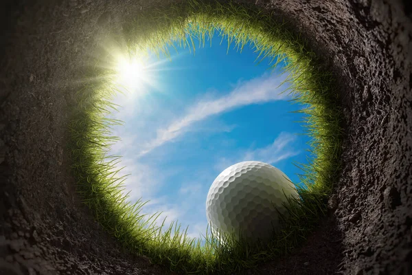 ゴルフボールが穴に落ちている 穴の内側からの眺め 3Dレンダリングイラスト — ストック写真