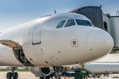 Uçak yolcuları için geçit yolu ile kabin