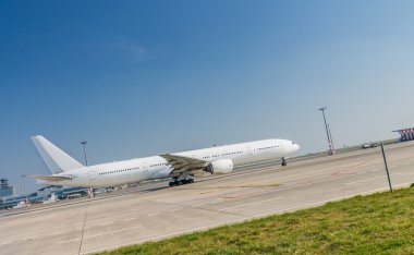 Beyaz uçak kalktıktan Hava Limanı