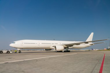 Havaalanında beyaz uçak