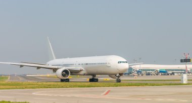 Havaalanında beyaz uçak