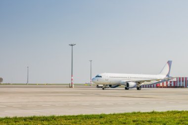 Havaalanında beyaz uçak