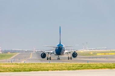 Havaalanında uçak iner