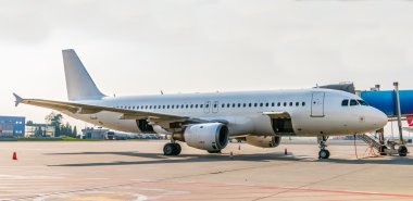 Havaalanında beyaz uçak