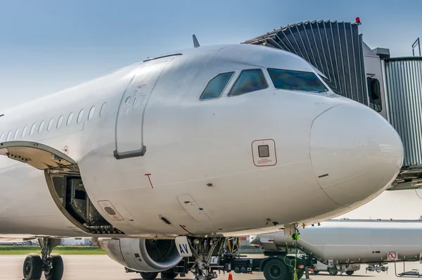 Uçak yolcuları için geçit yolu ile kabin