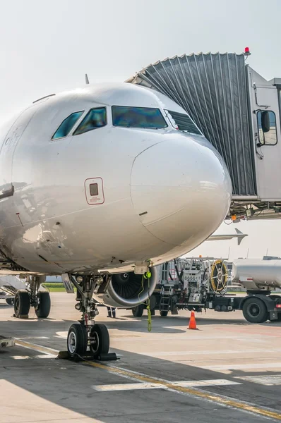 Cabina de avión con puerta de paso para transeúntes en puerto aéreo — Foto de Stock