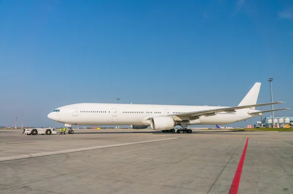 Avião branco no aeroporto — Fotografia de Stock