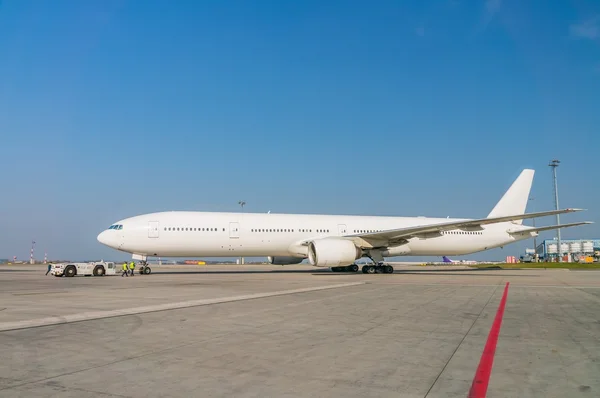 Avion blanc à l'aéroport — Photo