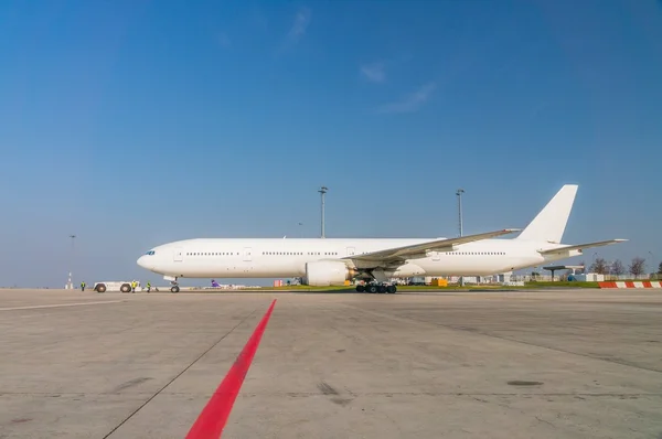 Белый самолет в аэропорту — стоковое фото