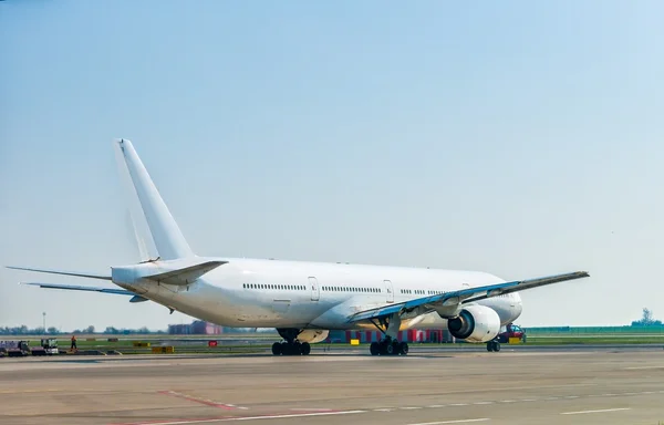 Avion blanc à l'aéroport — Photo