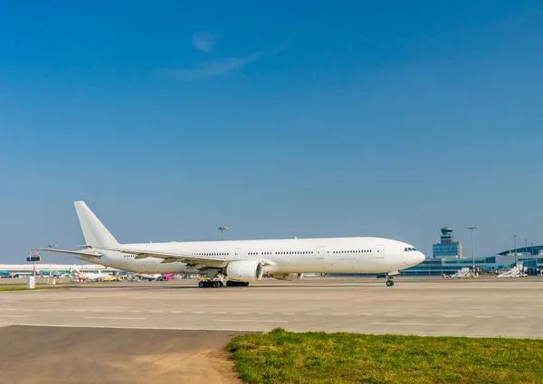 Avion blanc à l'aéroport — Photo