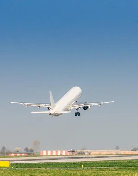 白い飛行機が空港から離陸します。 — ストック写真