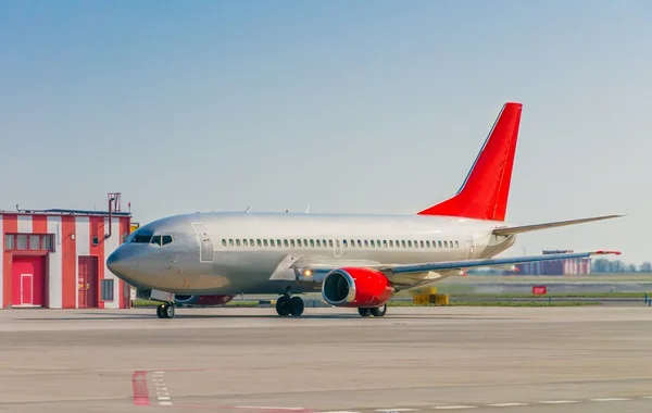 Avion gris dans le port aérien — Photo