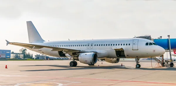 Avión blanco en aeropuerto — Foto de Stock