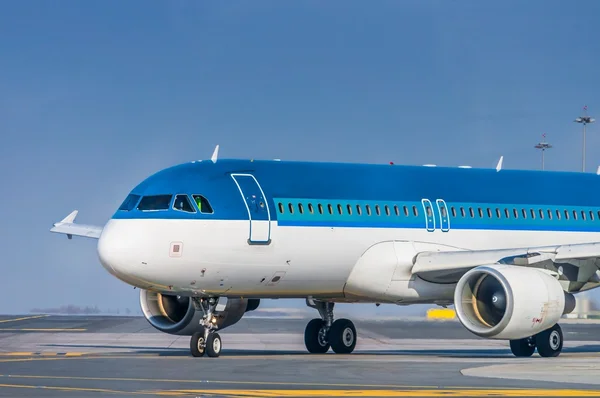 Avión en aeropuerto — Foto de Stock