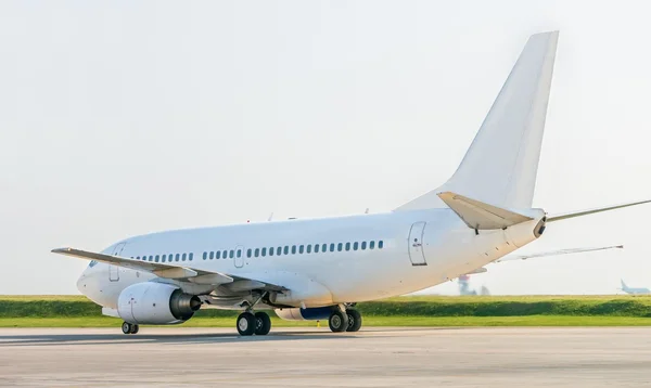 Avión blanco en el aeropuerto por detrás — Foto de Stock