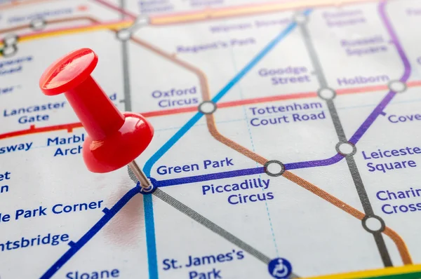 Thumbtack en la estación Green Park en el mapa del metro de Londres — Foto de Stock