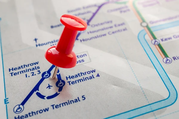 Thumbtack en la estación de Heathrow en el mapa subterráneo de Londres — Foto de Stock