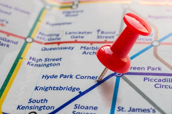 Punaise op Hyde Park station in Londen ondergrondse kaart — Stockfoto
