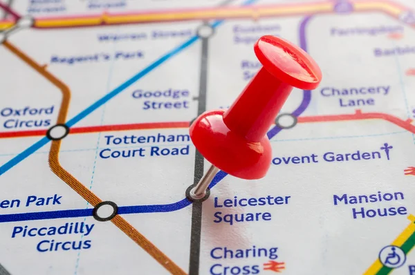 Thumbtack en la estación de Leicester Square en el mapa del metro de Londres — Foto de Stock