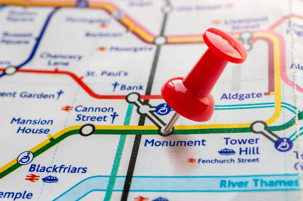 Thumbtack en la estación Monument en el mapa subterráneo de Londres — Foto de Stock