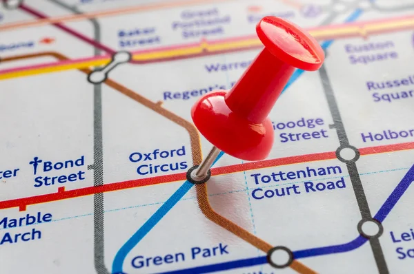 Thumbtack en la estación de Oxford Circus en el mapa del metro de Londres — Foto de Stock