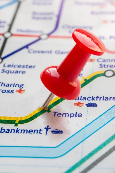 Thumbtack en la estación de Temple en el mapa subterráneo de Londres — Foto de Stock