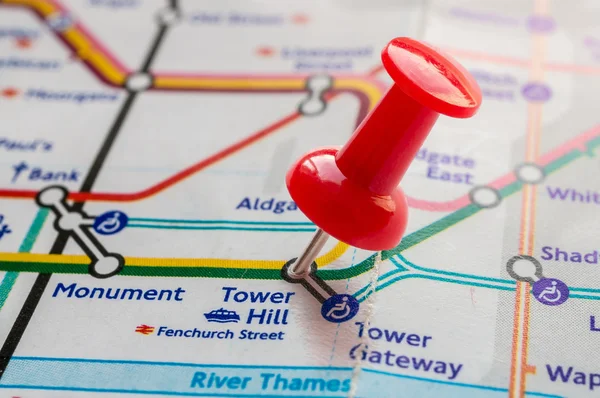 Thumbtack en la estación Tower Hill en el mapa del metro de Londres — Foto de Stock