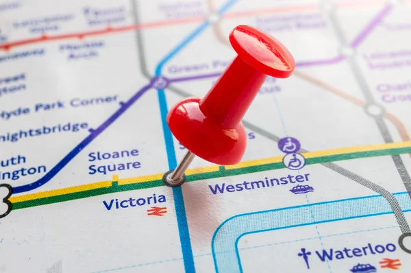 Thumbtack en la estación Victoria en el mapa del metro de Londres — Foto de Stock