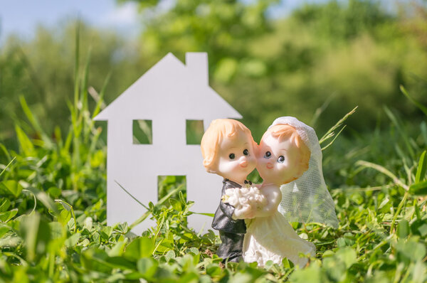 Newlyweds figurine of married couple moving in house