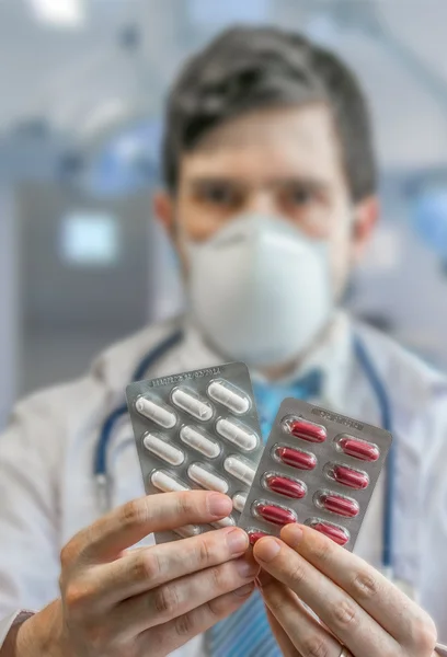 Doctor gives pills and drugs in hospital — Stock Photo, Image