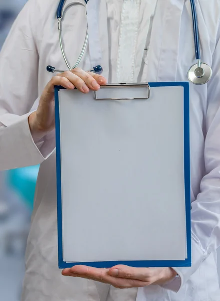 El médico sostiene el portapapeles con una hoja de papel vacía — Foto de Stock