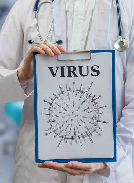 Immunolog läkare innehar Urklipp med virus att explai — Stockfoto