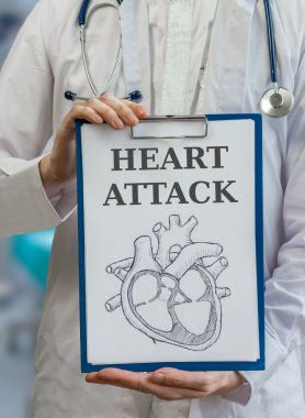 Doktor kalp krizi açıklamak için çizim ile Pano tutar