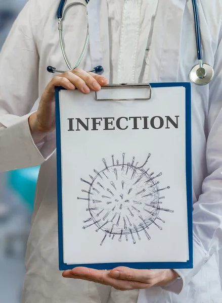 Doktor enfeksiyon ve virüslere karşı uyarı — Stok fotoğraf