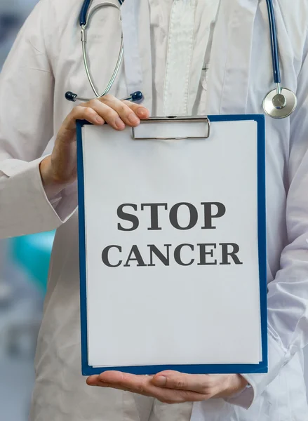 Arzt hält Klemmbrett mit Stopp-Krebs geschrieben — Stockfoto