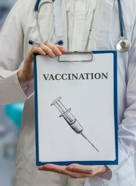 Pedistrian läkare innehar Urklipp med vaccination — Stockfoto